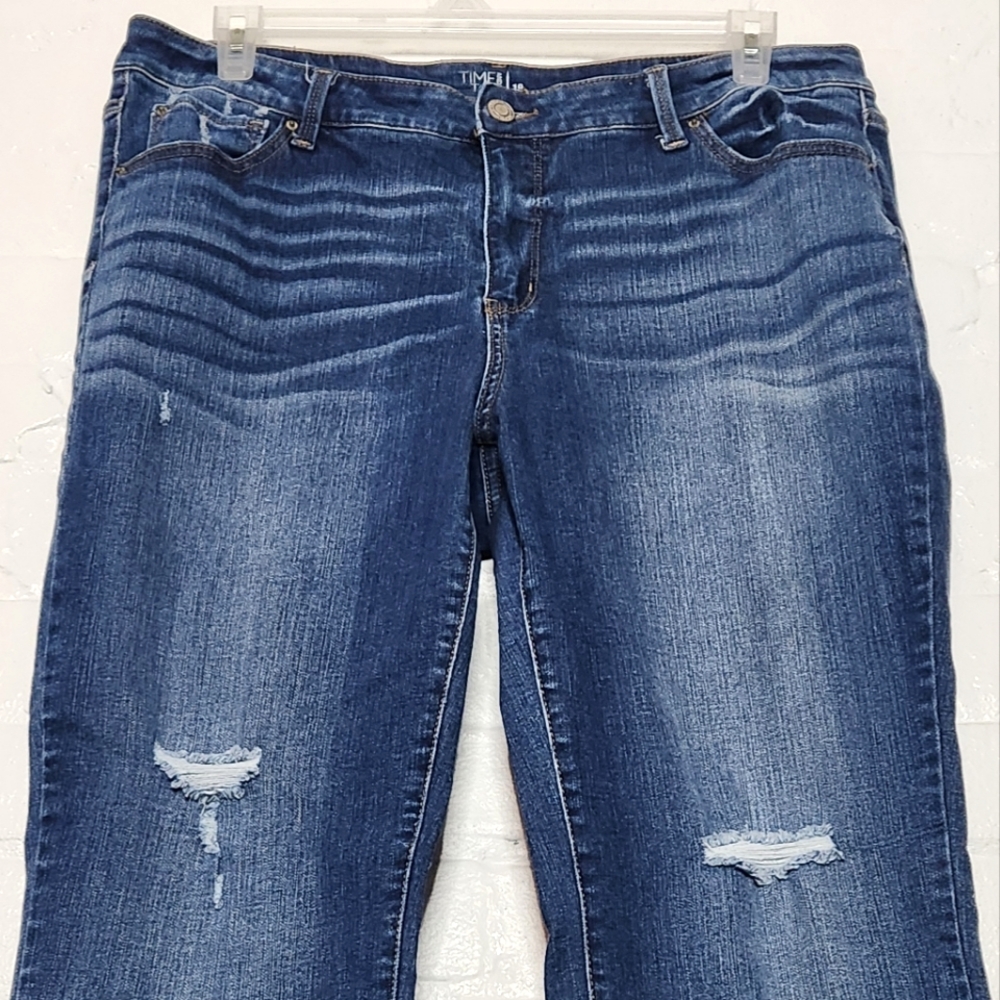Distressed Straight Leg Jeans - Picture 3 of 6